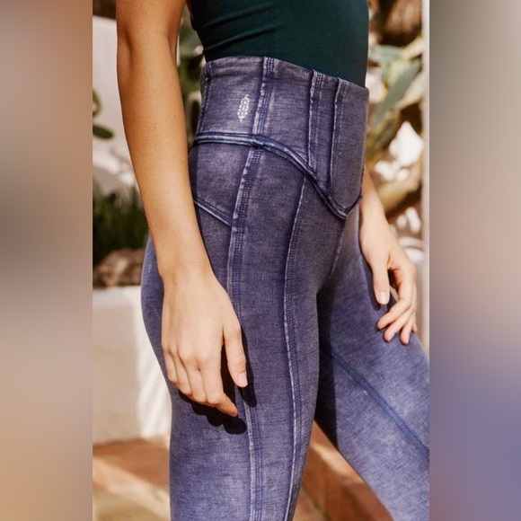 Free People “Hybrid Leggings” In Dark Navy Blue Size Large EUC - Picture 4 of 10